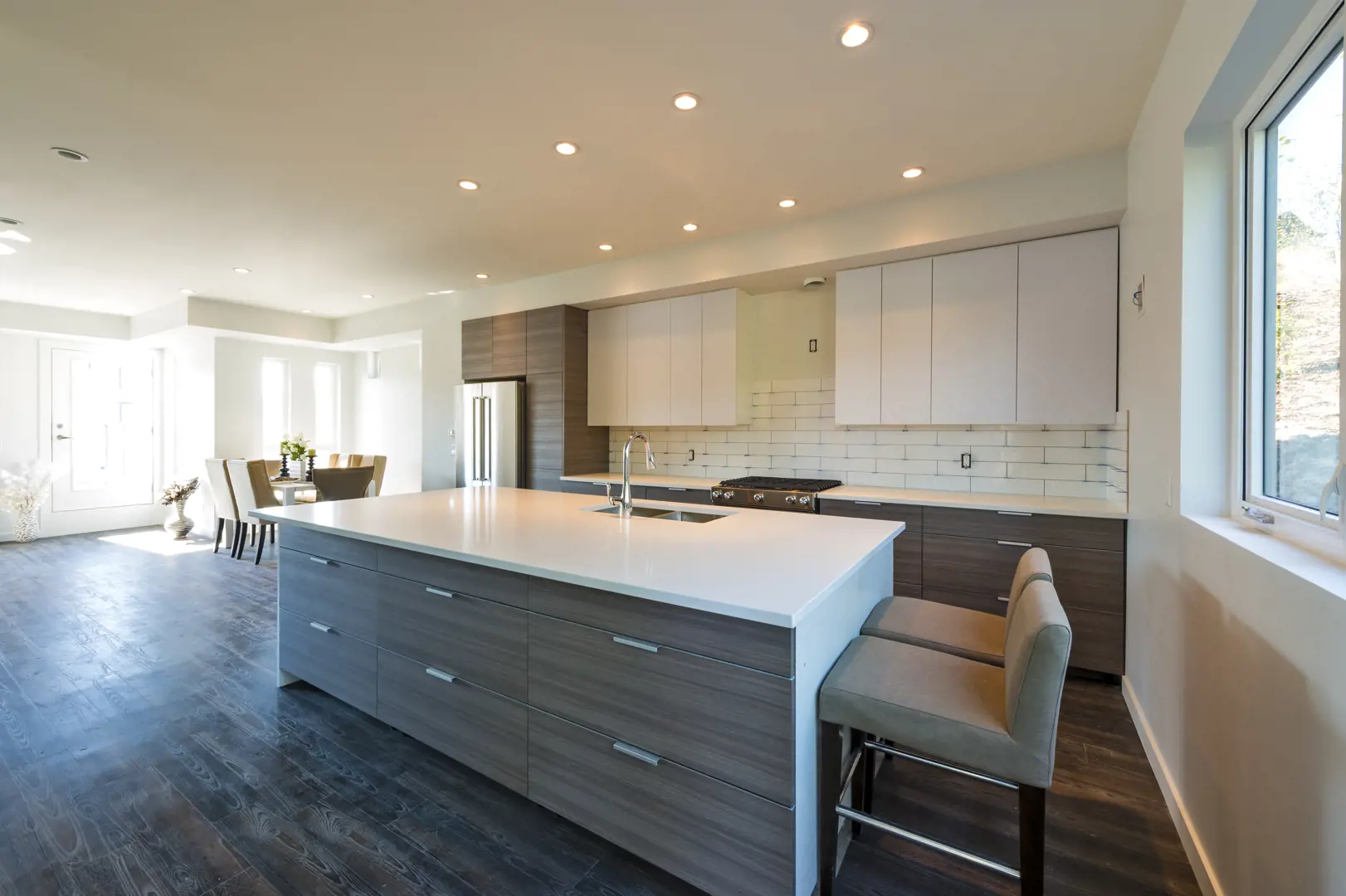 The Lakeview Terrace kitchen with island, a real estate development in Kelowna sold by Vantage West Project Sales.