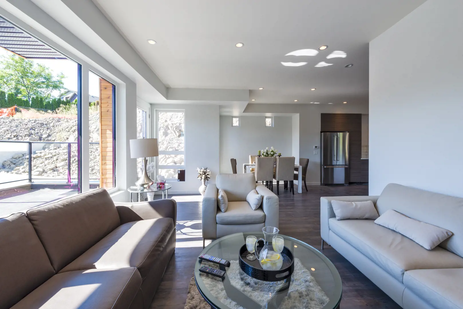 The Lakeview Terrace living room and dining room, a real estate development in Kelowna sold by Vantage West Project Sales.